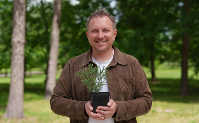 Alexandru ținând un puiet de Sequoia Gigantică